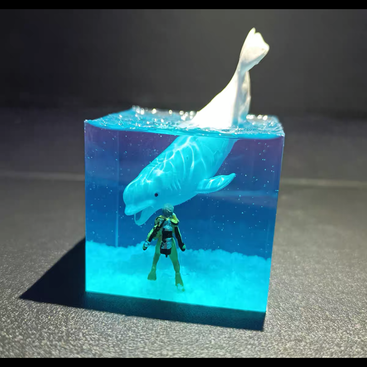 MOVTOYS Beluga diver drip luminous resin marine life ornaments