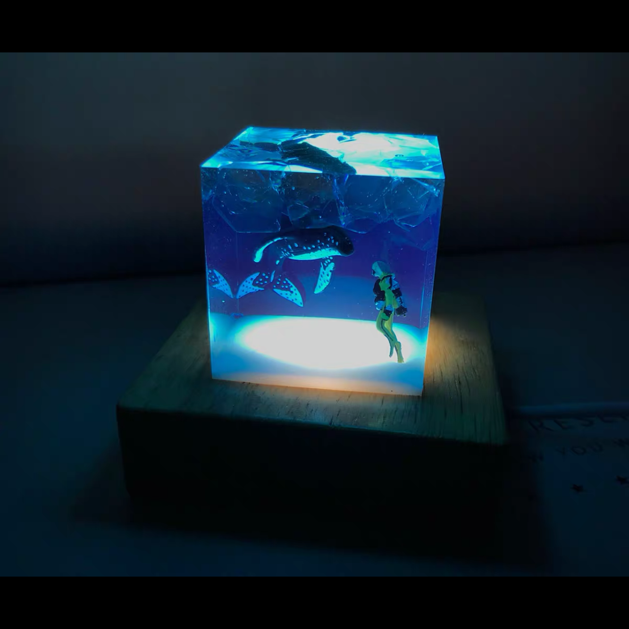 MOVTOYS Beluga diver drip luminous resin marine life ornaments